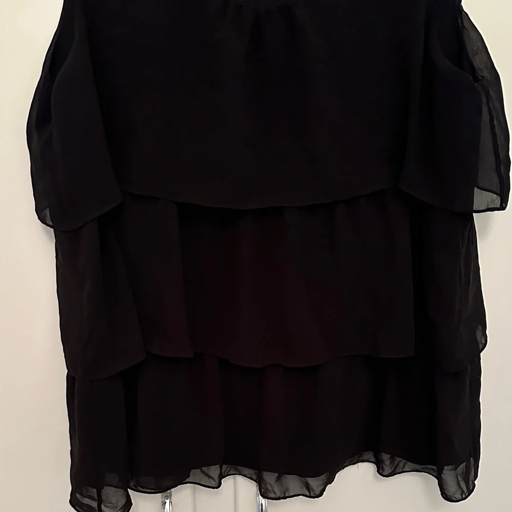 EUC Simply Vera Wang Tiered Ruffle Black Sleeveless Top Blouse - Picture 2 of 4